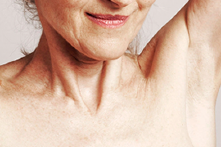 検査の準備をしている女性患者の首と肩のクローズアップショット