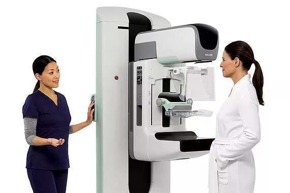 放射線科医が患者に 3Dimensions マンモグラフィシステムを見せている