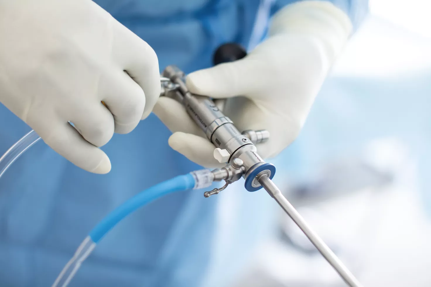 子宮鏡下デバイスを手に持っている臨床医