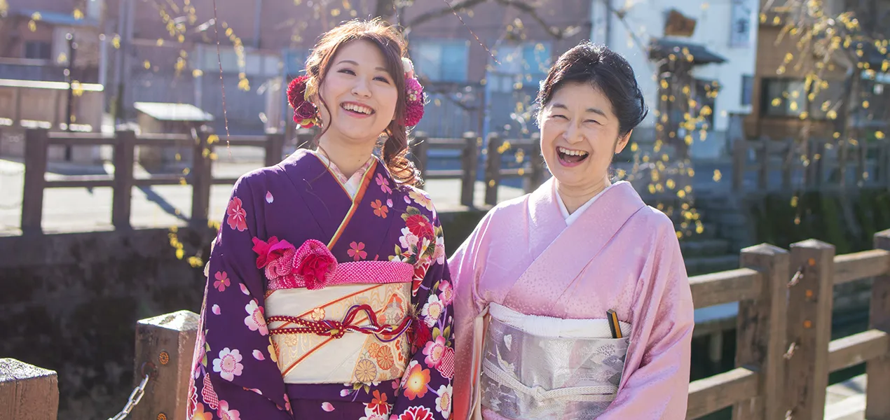 カメラに向かって微笑む 2 人の女性