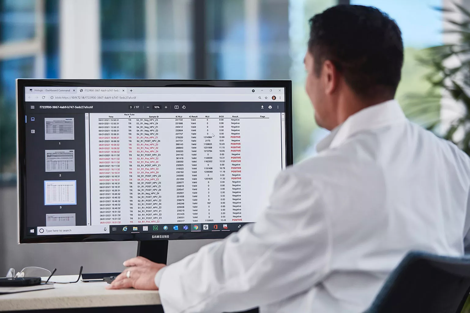 ラボ内でモニター上のデータを見ているラボの技術者。