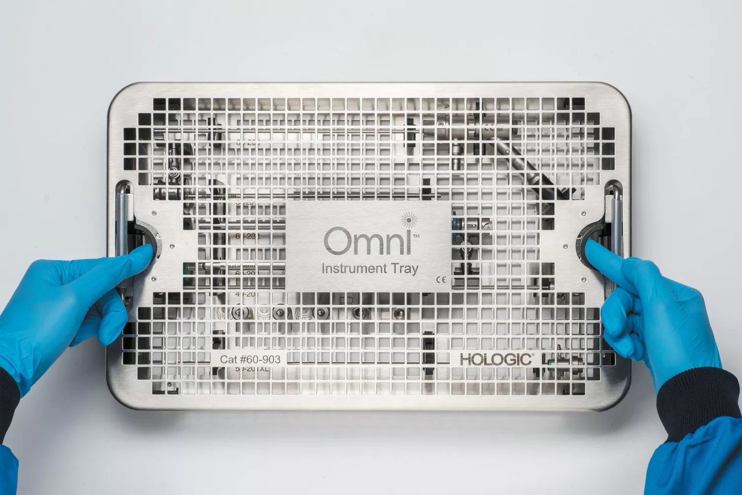 テーブルの上の医療用トレイを操作している手袋をはめた手。