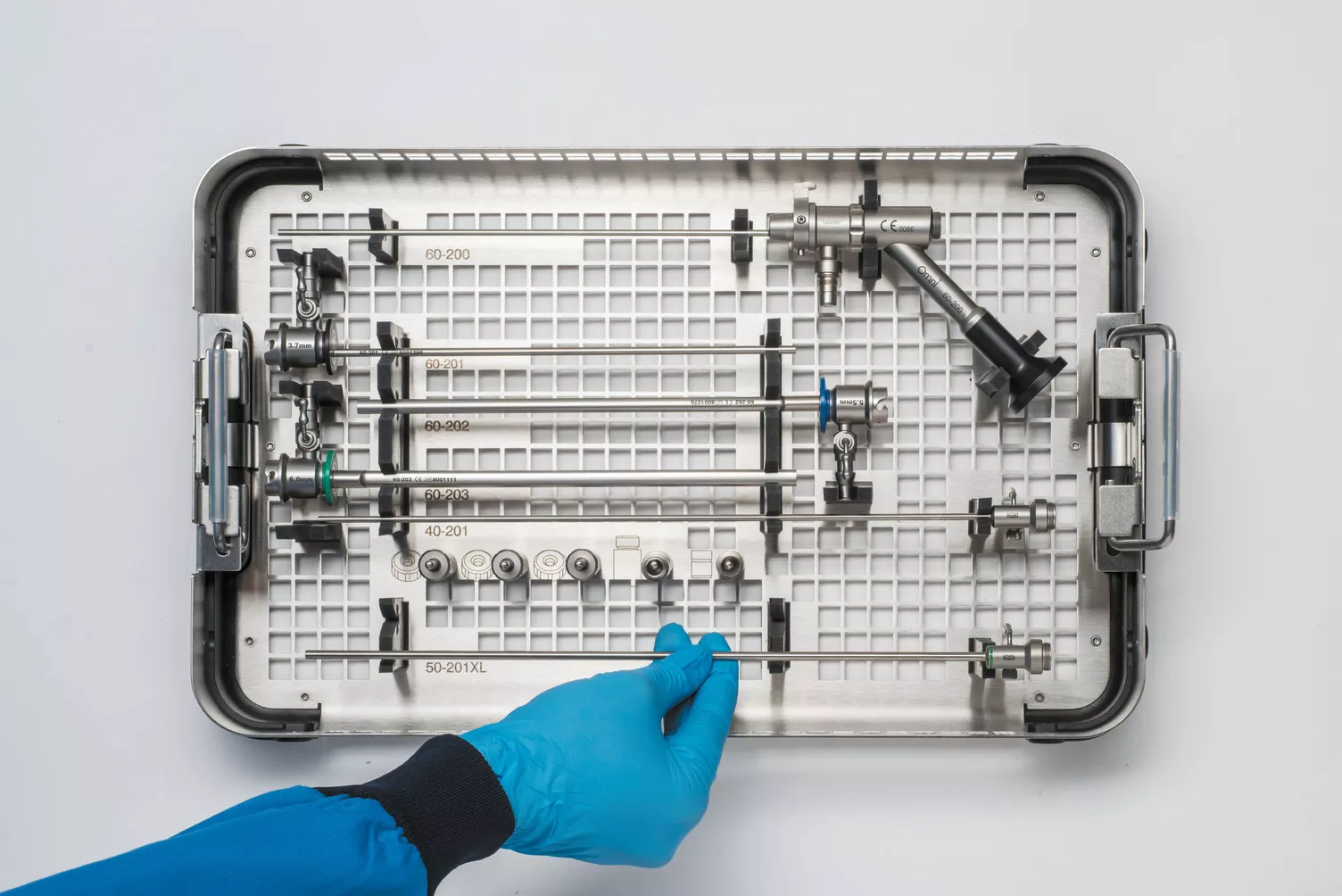 テーブルの上の医療用トレイを操作している手袋をはめた手。