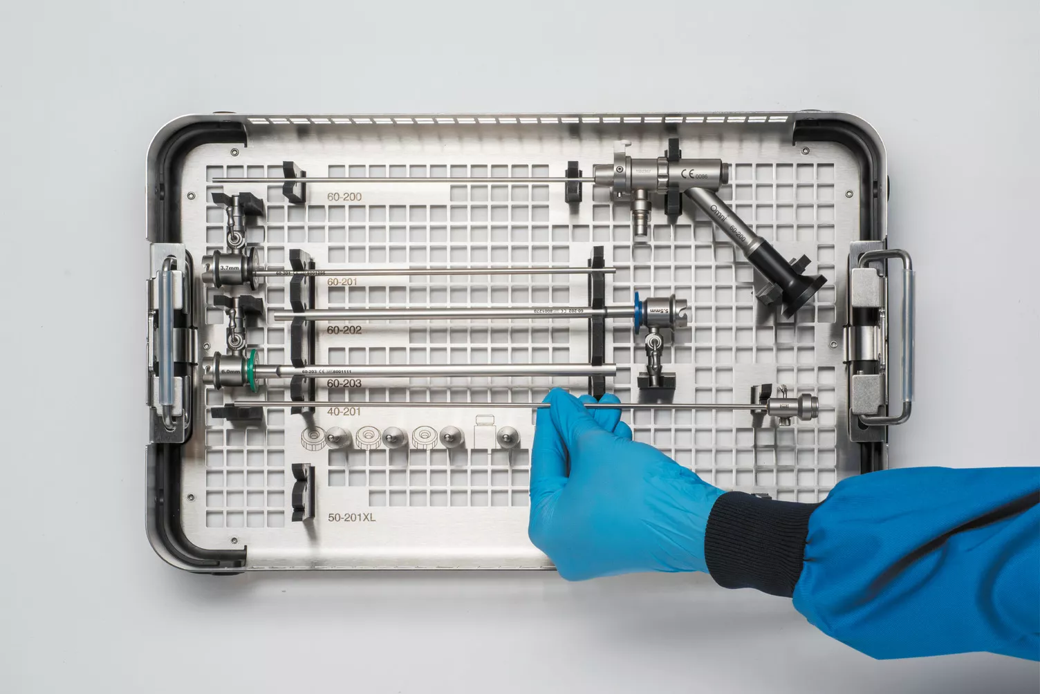 テーブルの上の医療用トレイを操作している手袋をはめた手。