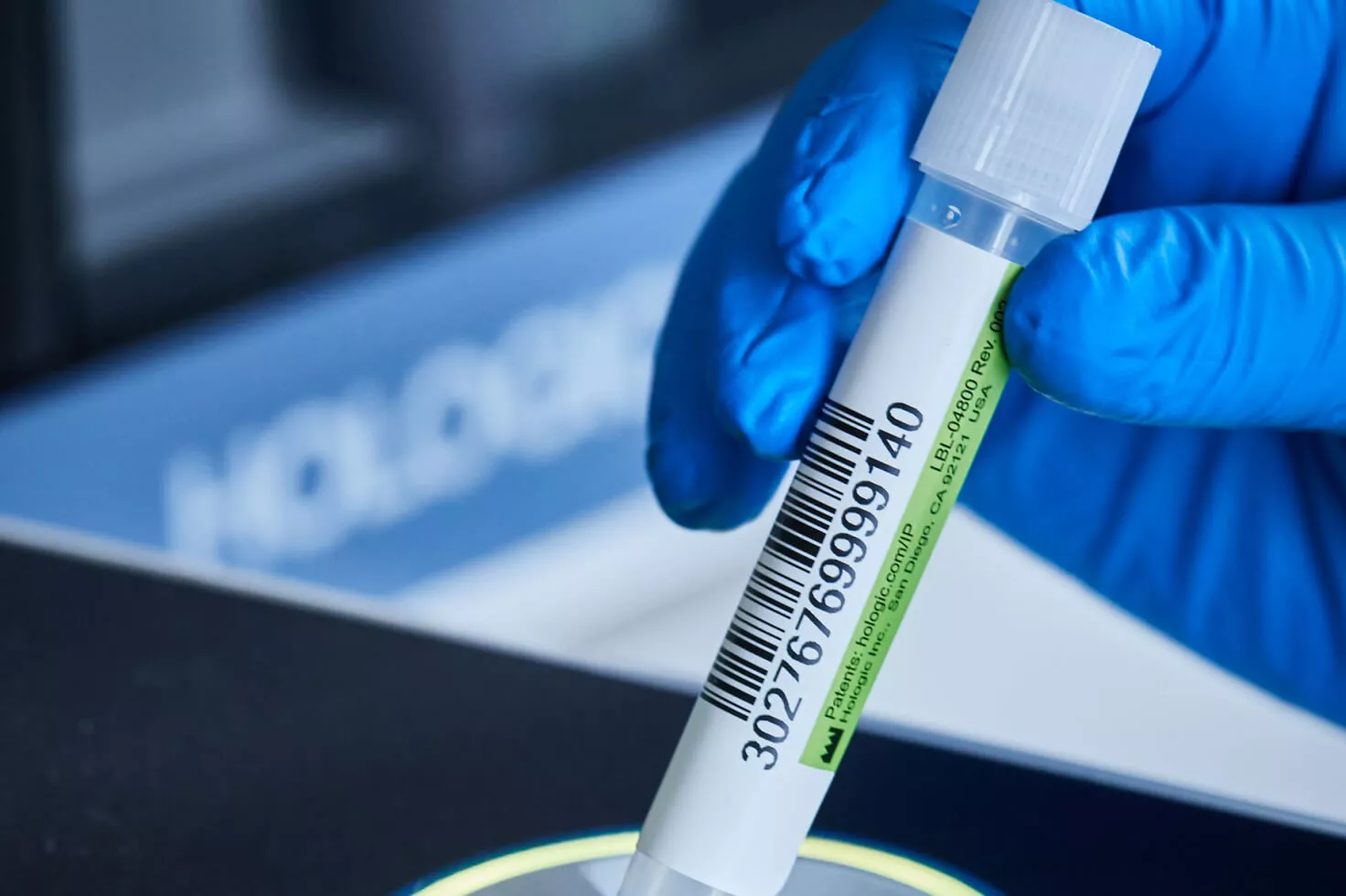 バイアルを持つ手袋をはめた手の拡大図